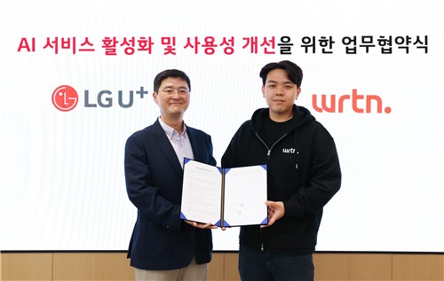 지난 28일 서울 용산 LG유플러스 사옥에서 진행한 업무협약식에서 이재원 LG유플러스 컨슈머부문장(왼쪽)과 이세영 뤼튼 대표가 기념촬영을 하는 모습. 사진=LG유플러스